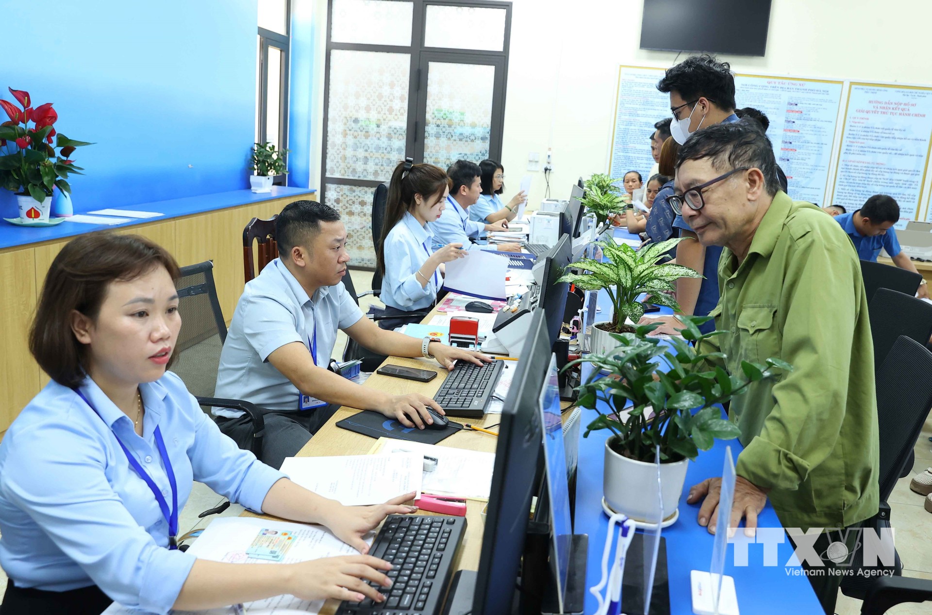 Đội ngũ cán bộ Điểm phục vụ hành chính công xã Phúc Thịnh sẵn sàng hỗ trợ, đảm bảo sự hài lòng của người dân. (Ảnh: Văn Điệp/TTXVN)